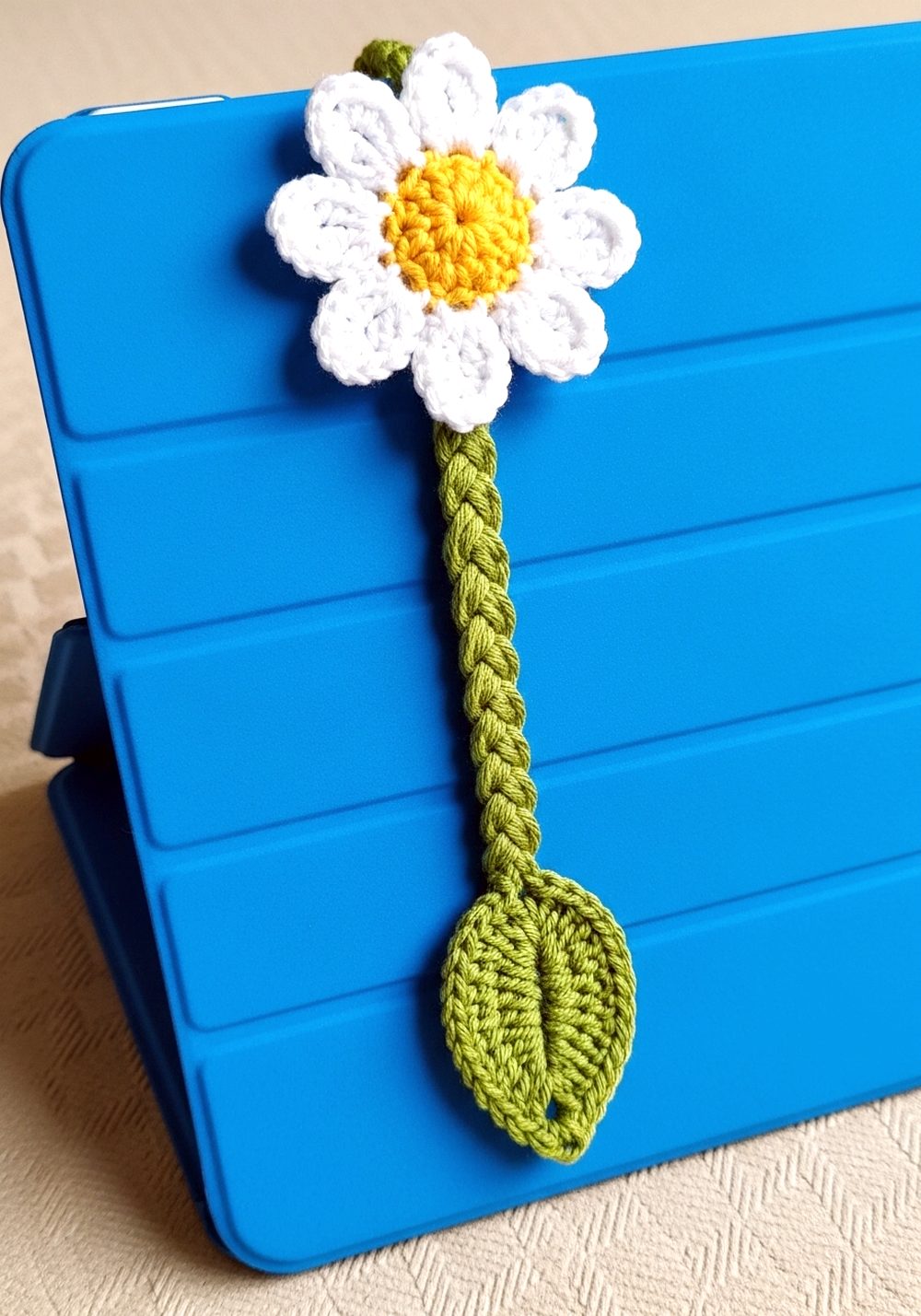 Crochet Continuous Daisy Flower Bookmark